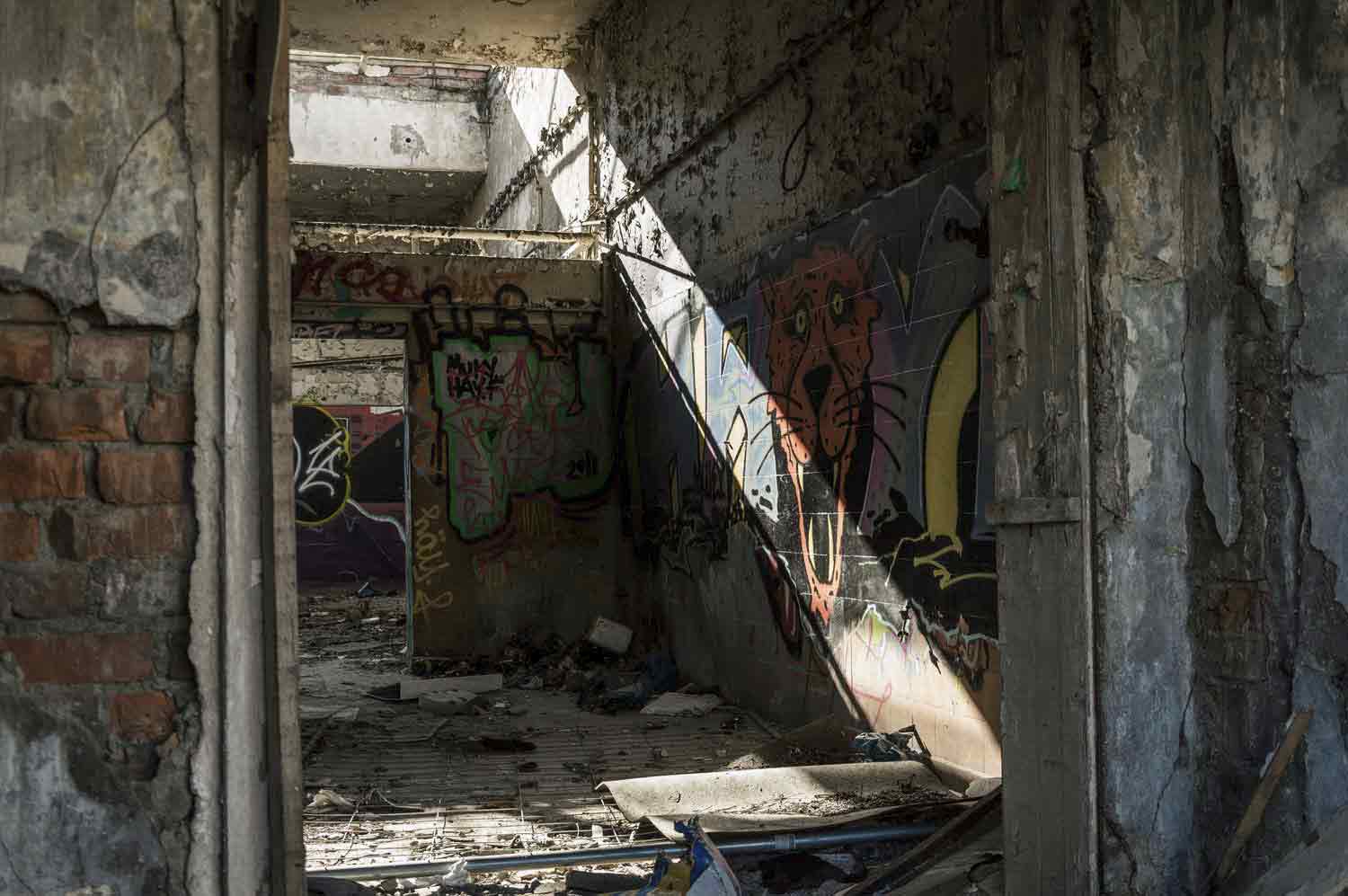 Unrat und Graffiti in der ehemaligen Betriebskantine Ehemalige Betriebskantine