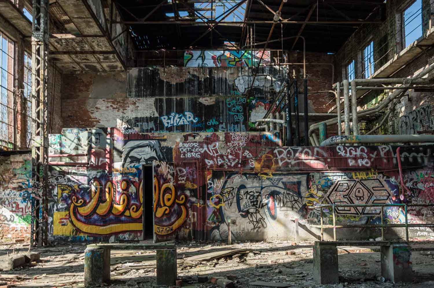 Graffiti an alter Fabrikwand