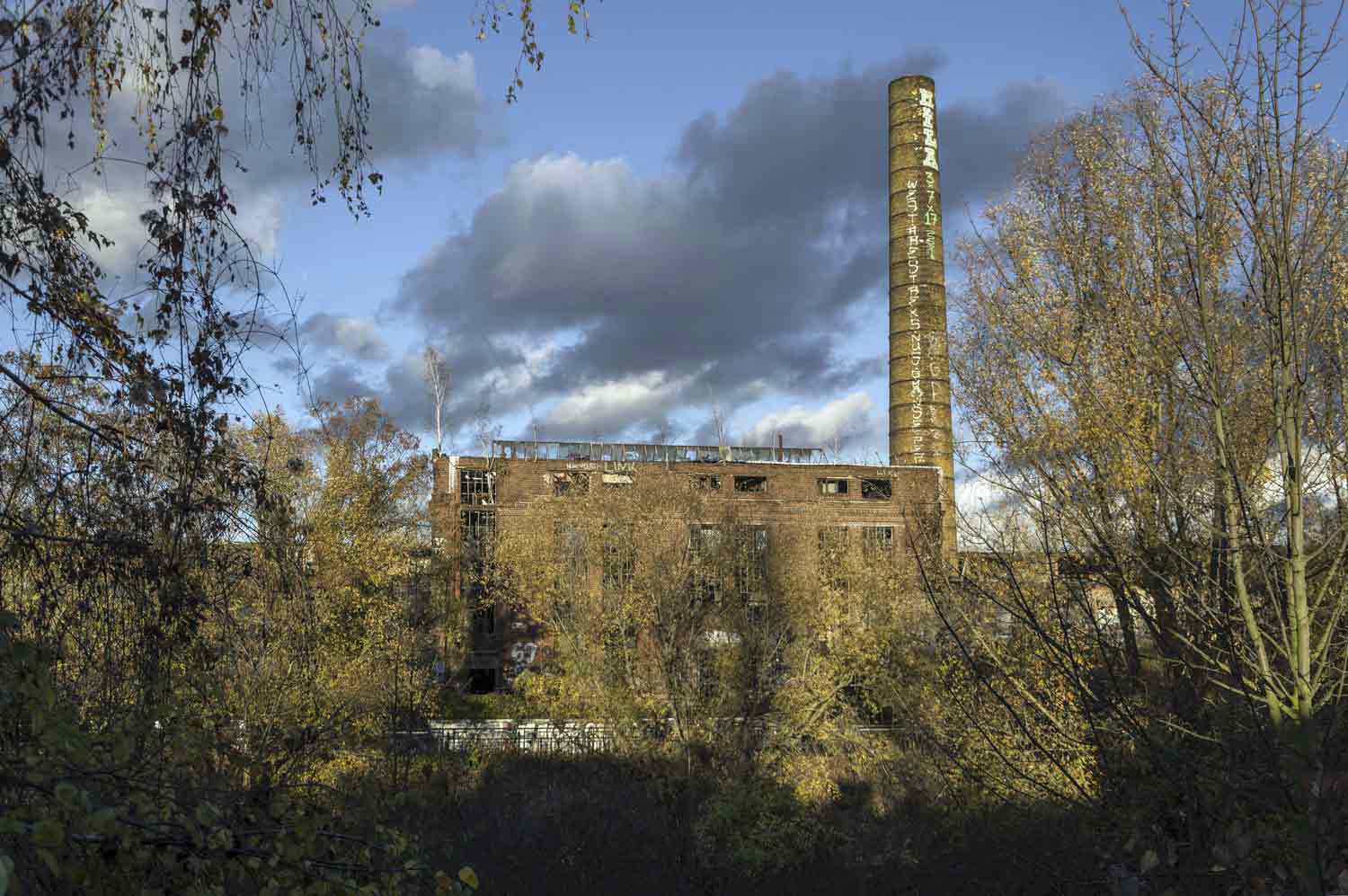 Ansicht des Hauptgebäudes aus Richtung Karl-Heine-Kanal Fabrikruine in Vegetation
