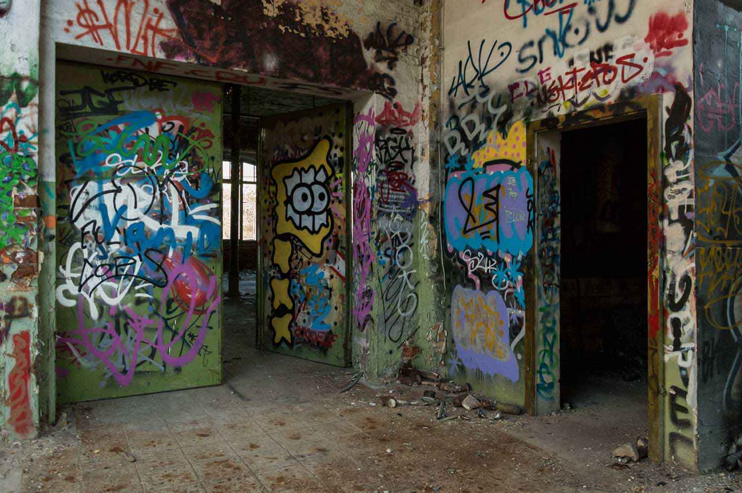 Türen mit Graffitis