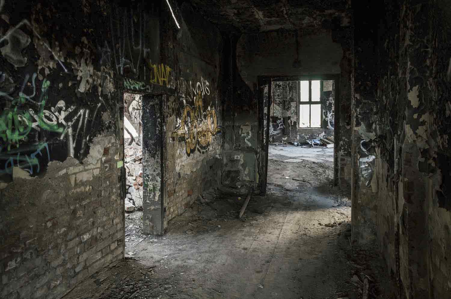 Leere und ruinöse Räume prägen das Bild Leere ruinöse Räume