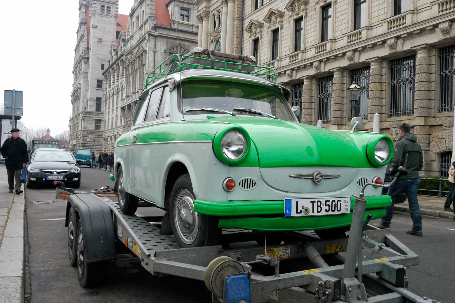 Trabant 500 auf Transportwagen