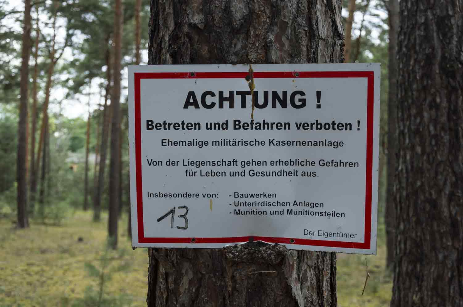 Warnschild an altem Flugplatz in Brandenburg Warnschild Militärgelände