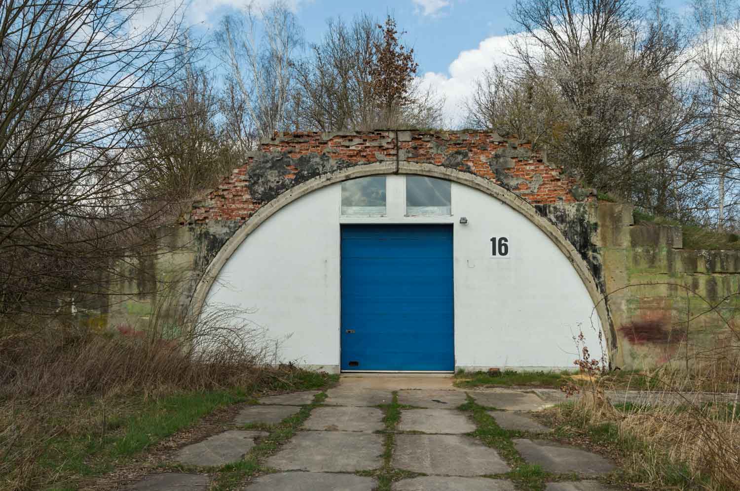 Umgebauter Shelter am Militärflugplatz Ehemaliger Shelter am Militärflugplatz