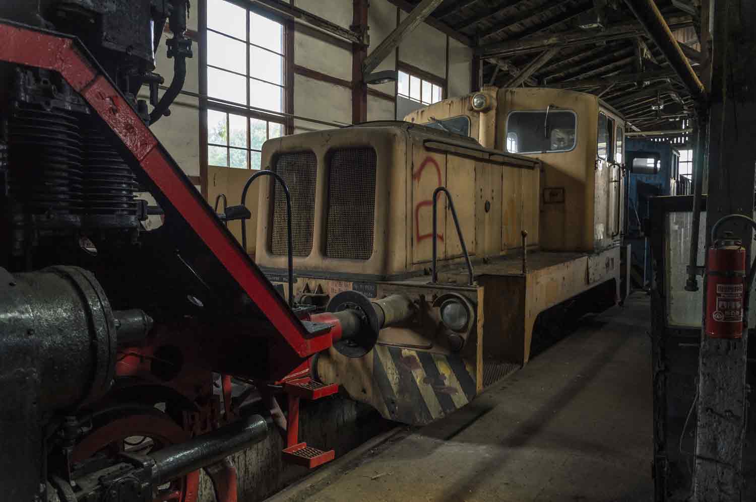 V10B Bei der Eisenbahnsammlung Falz in Falkenberg Lok im Schuppen
