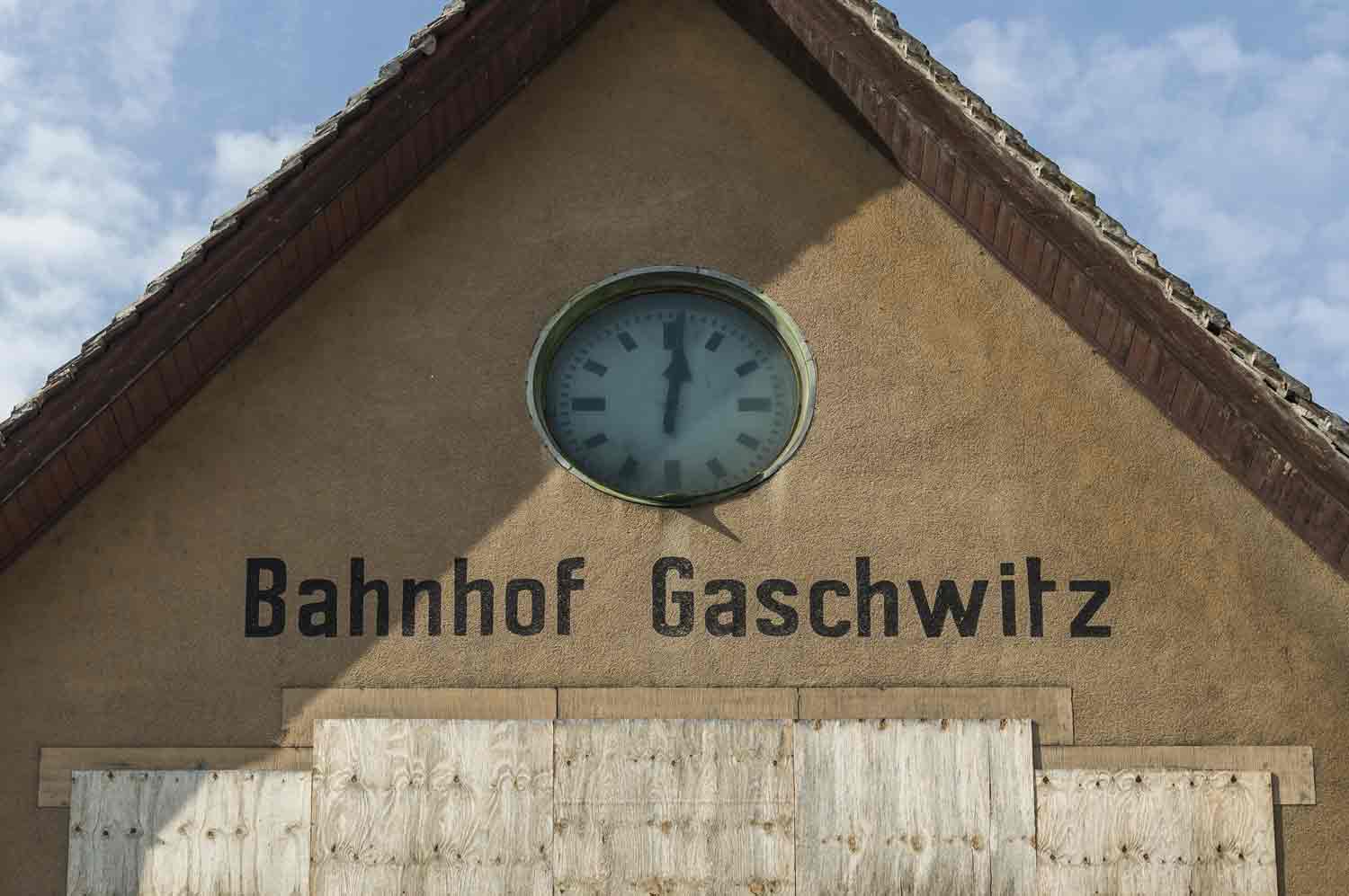 Die Eisenbahn revolutionierte einst die Zeitmessung Bahnhofsgiebel mit Uhr