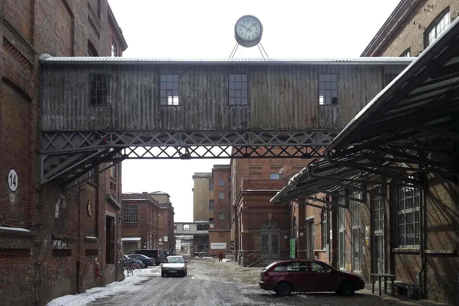 Uhr auf Werksgelände