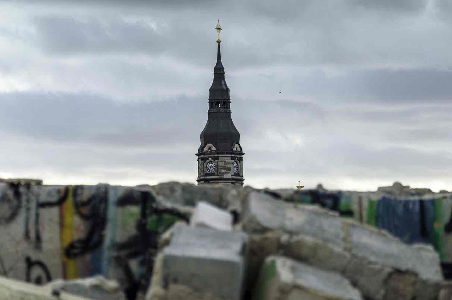 Kirchturm der Leipziger Michaeliskirche hinter Abrisstrümmern Kirchturm hinter Schuttberg