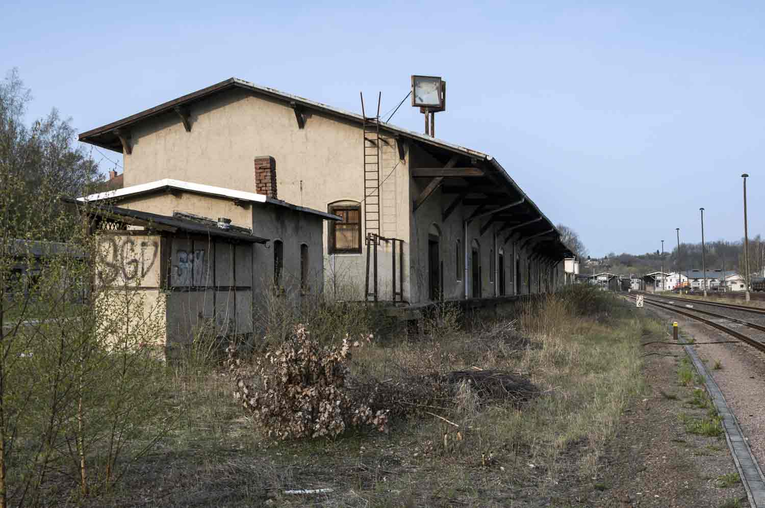 Uhrenrest am Güterschuppen im Bahnhof Nossen Uhrenrest auf Güterschuppen