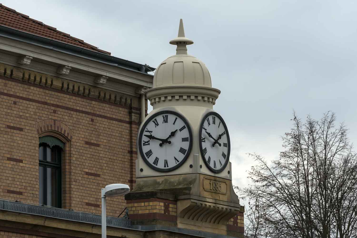 Vierseitige Werksuhr