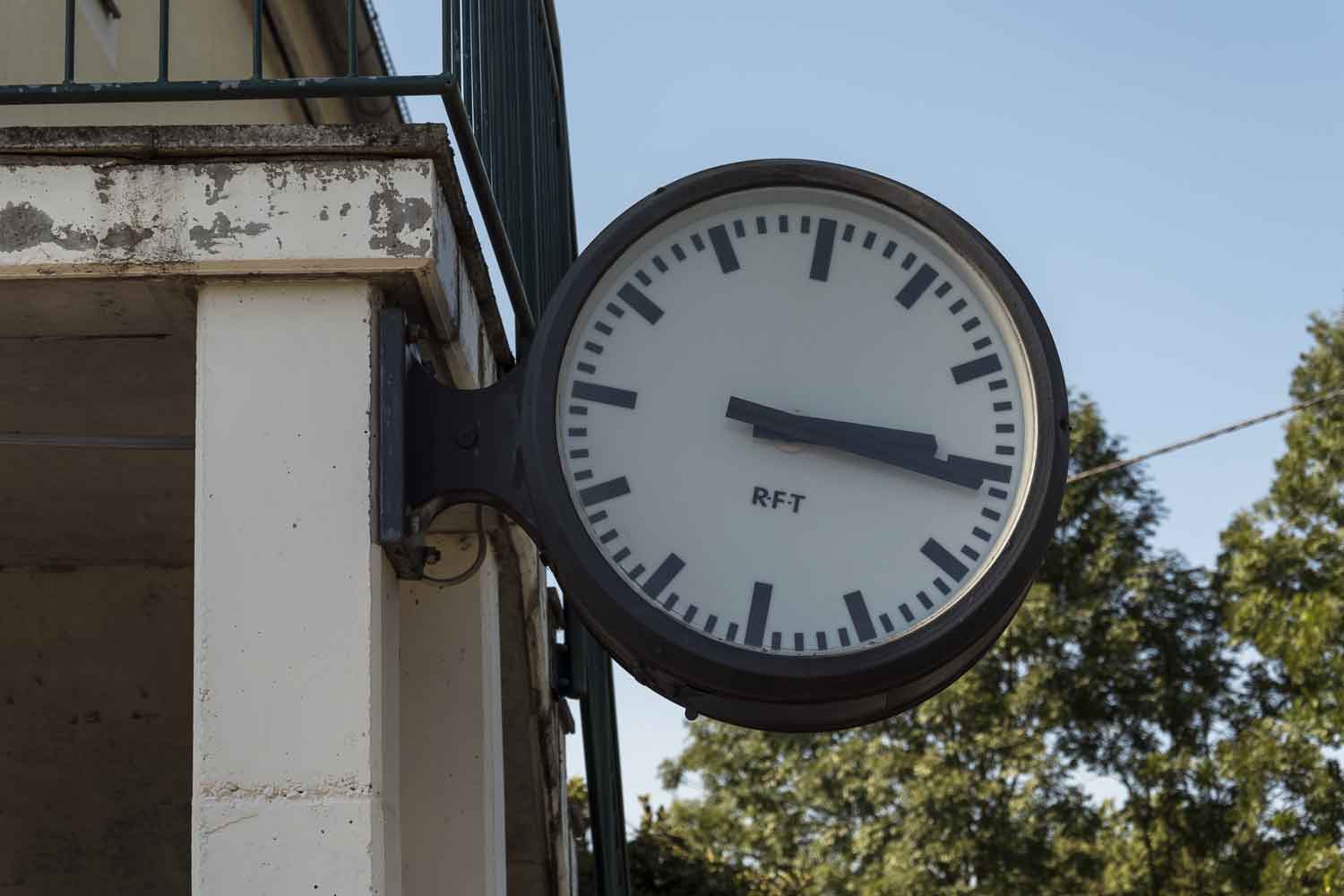Historische Uhr von RFT an Gemeindegebäude Defekte öffentliche Uhr