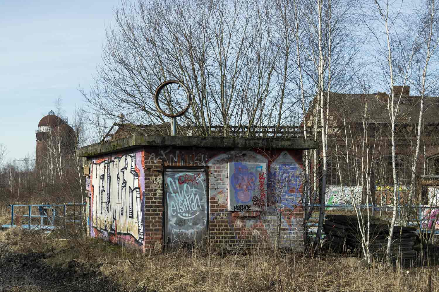 Reste eine Uhr im aufgelassenen Bahnbetriebswerk Leipzig-Wahren Leeres Uhrengehäuse