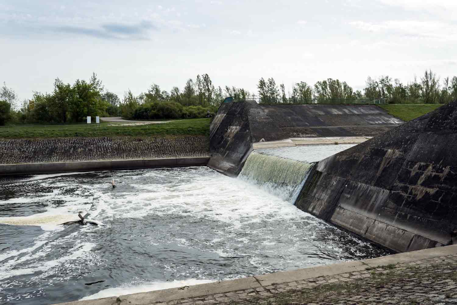 Tosbecken am Elsterwehr am Ende des neuen Flussbettes Elsterwehr Hartmannsdorf