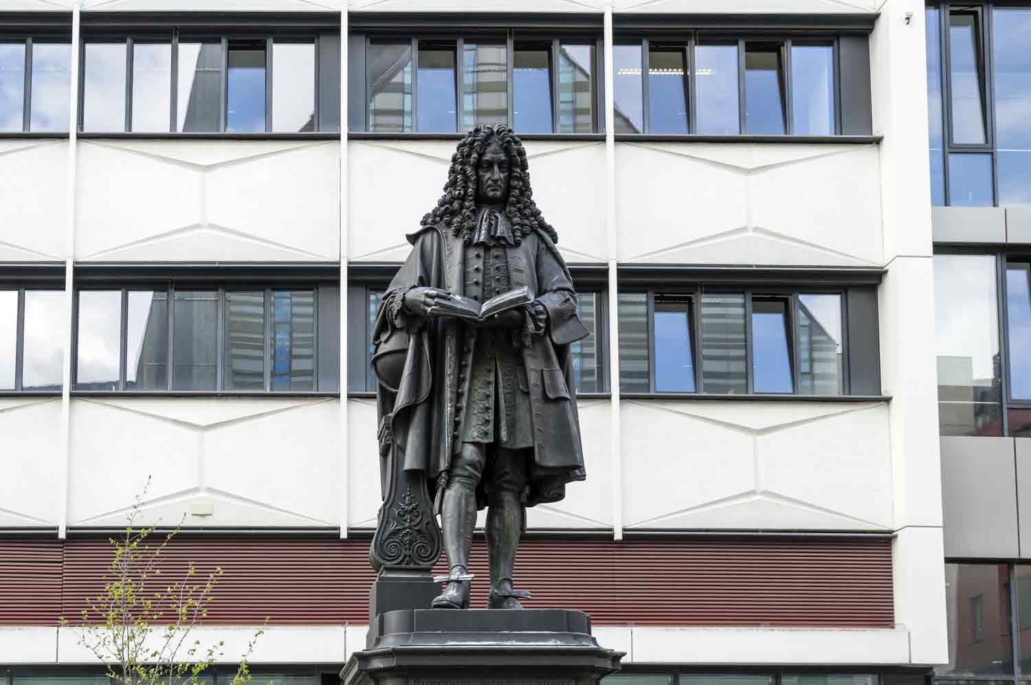 Das Leibnizdenkmal von Seffner vor der Universität Leibniz-Denkmal