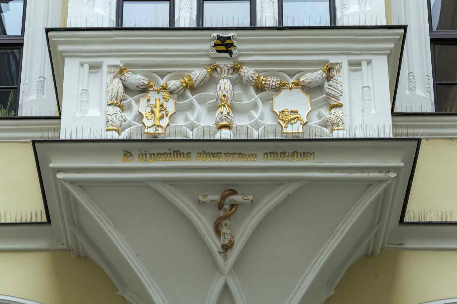 Die namensgebende Plastik des Schlangengiebels Relief an Fassade