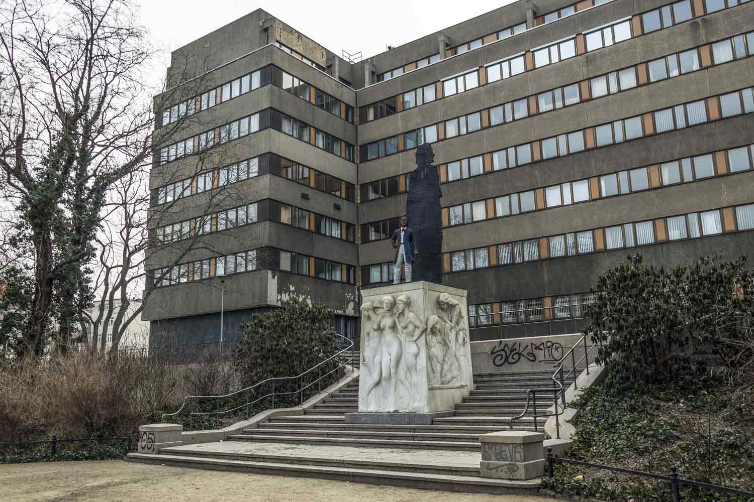 Das neu komplettierte Wagner-Denkmal am Matthäi-Kirchhof Denkmal auf Freitreppe