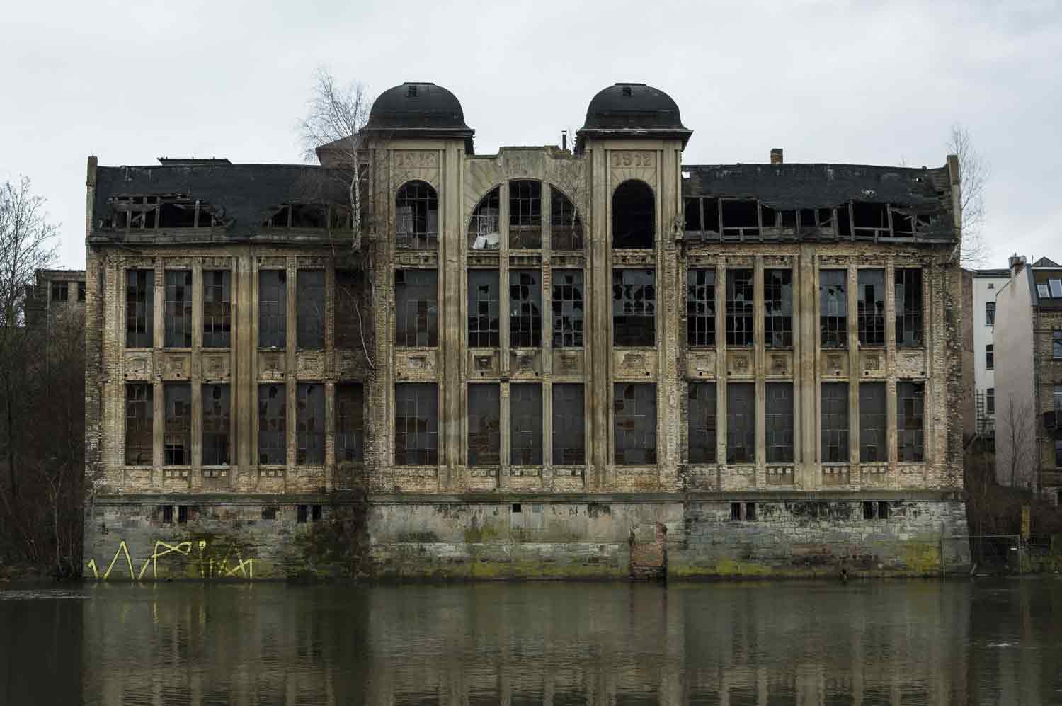 Ruine am Flussufer