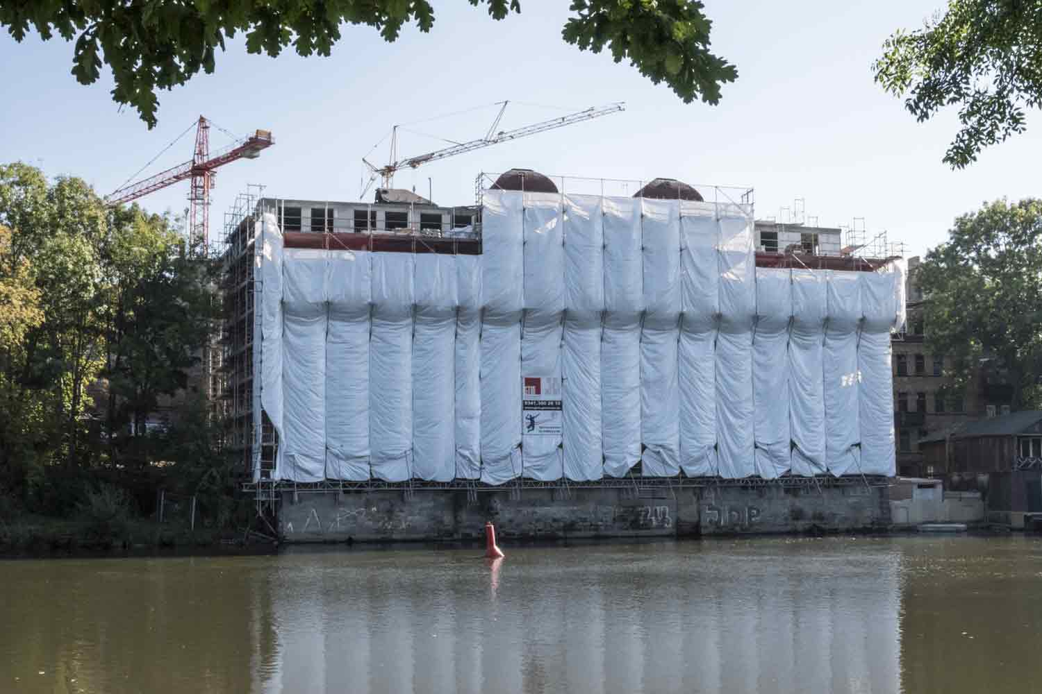 Verhüllte Hausfassade mit Baugerüst