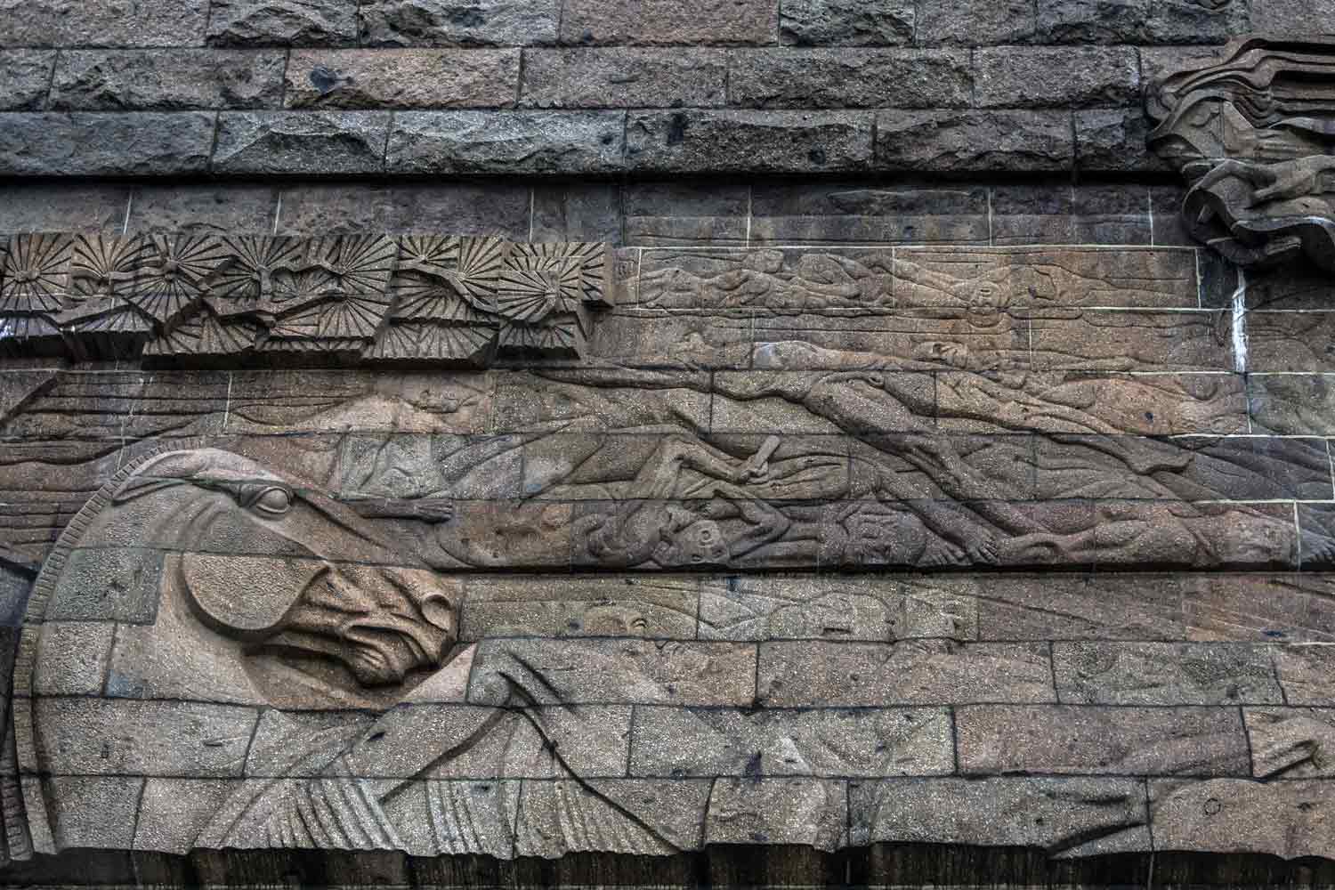 Leid und Sterben sind wenige Meter neben St. Michael zu finden Fries Denkmalssockel