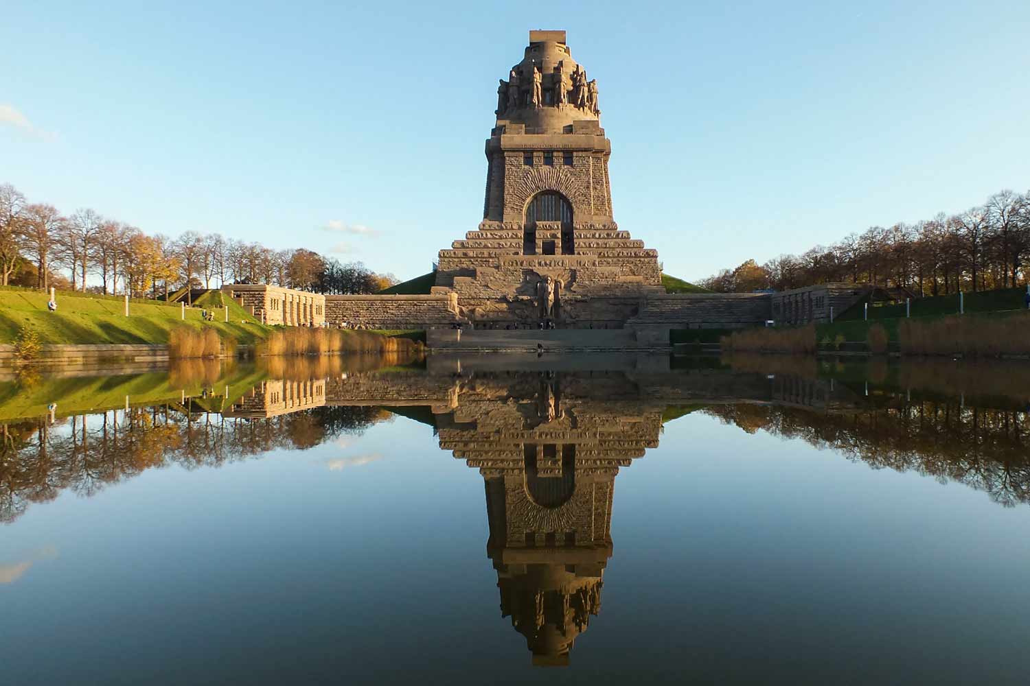 Das Leipziger Völkerschlachtdenkmal in Postkartenperspektive Ansicht Völkerschlachtdenkmal