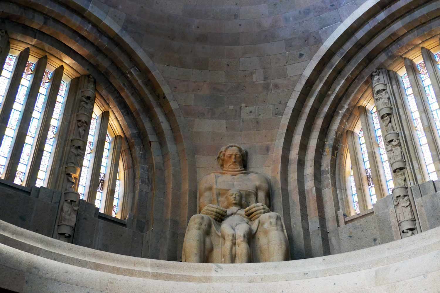 Statue der Glaubensstärke im Völkerschlachtdenkmal Ruhmeshalle