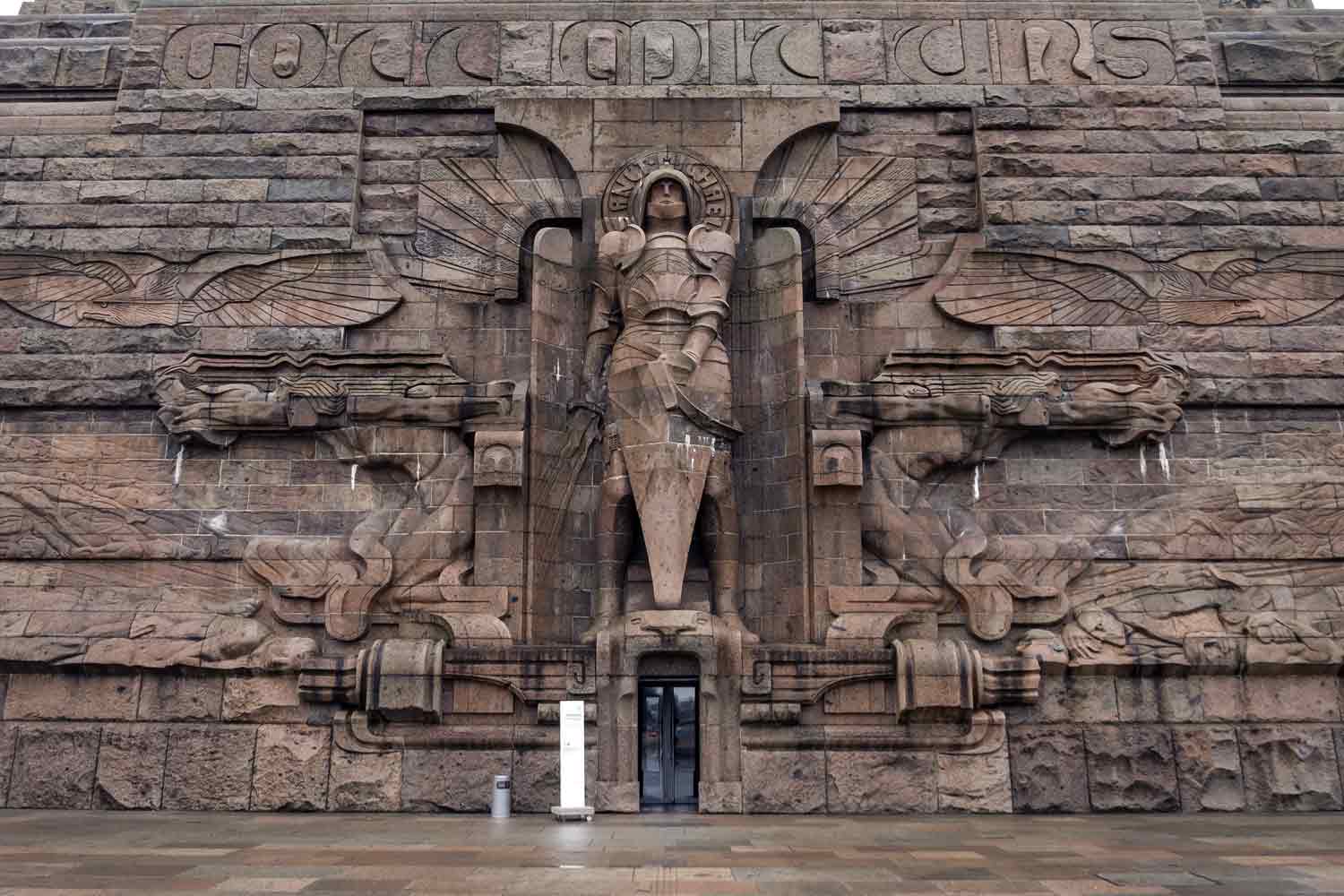 Eingangstür am Relief des Denkmals Relief St. Michael