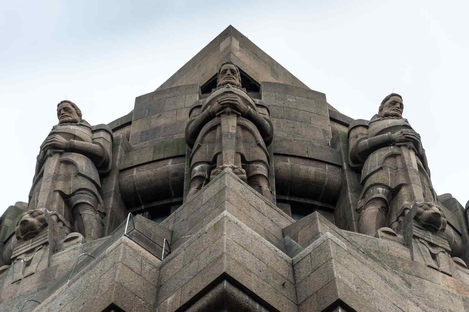 Die Wächterfiguren an der Denkmalskuppel Wächterfiguren