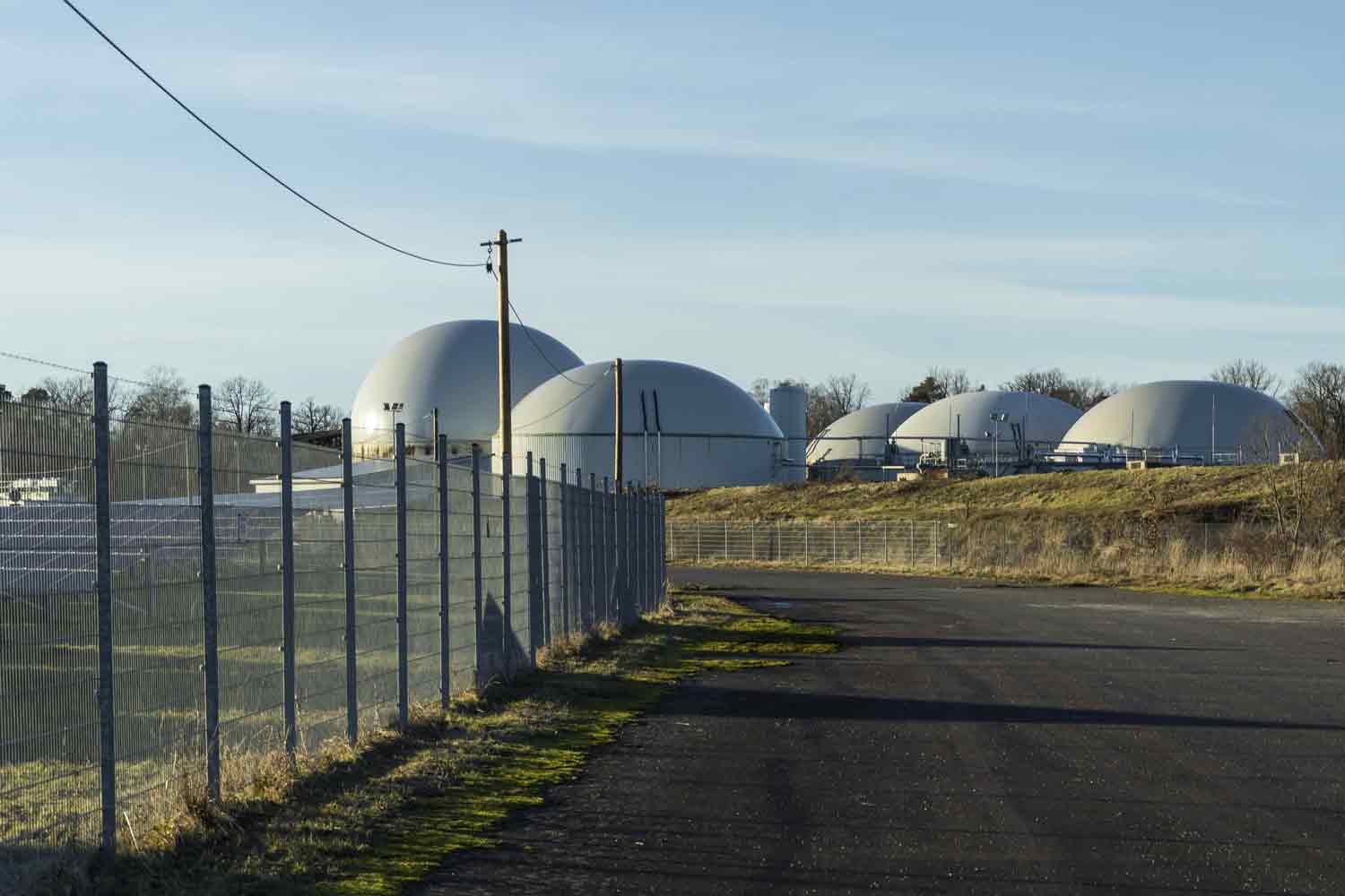 Den weitläufigen Standort haben Photovoltaik und Biogas erobert Biogasanlage am Rollfeld