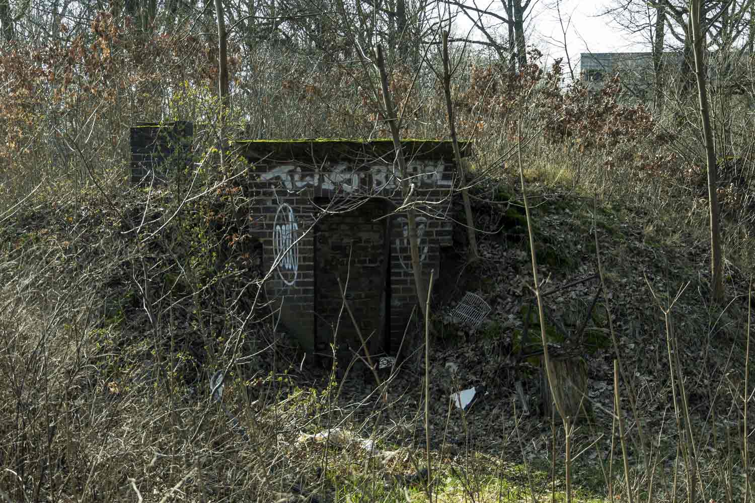 Eingang zu einem der erhaltenen Trafo-Bunker Eingang Bunkeranlage