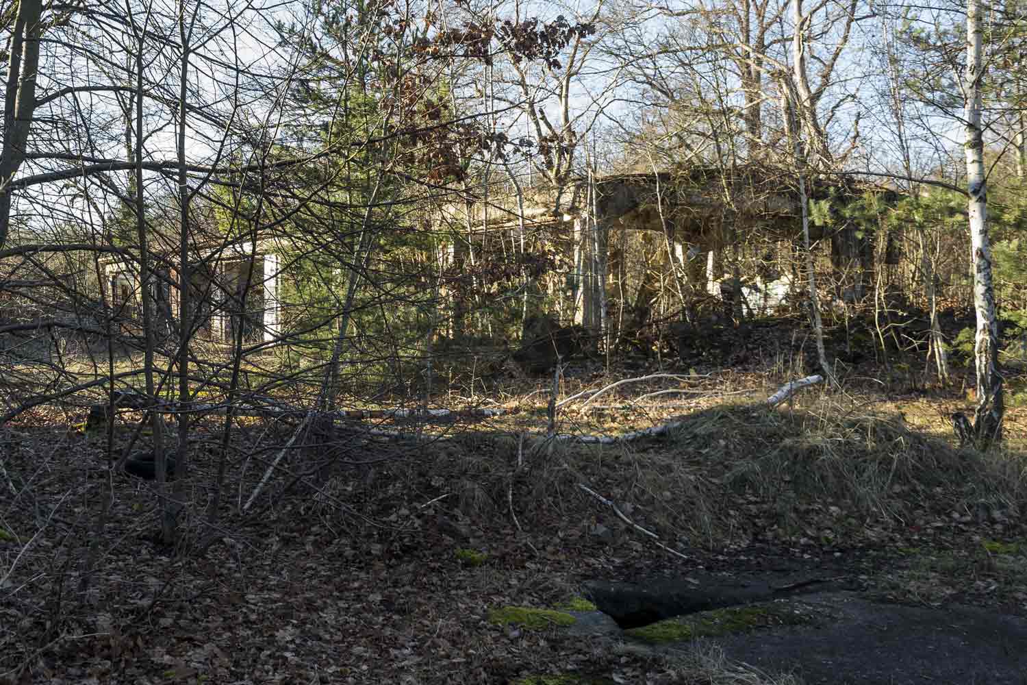 Spontan wirkender Teilabriss und Verfall prägen den einstigen Garagenkomplex Ruine Garagenanlage