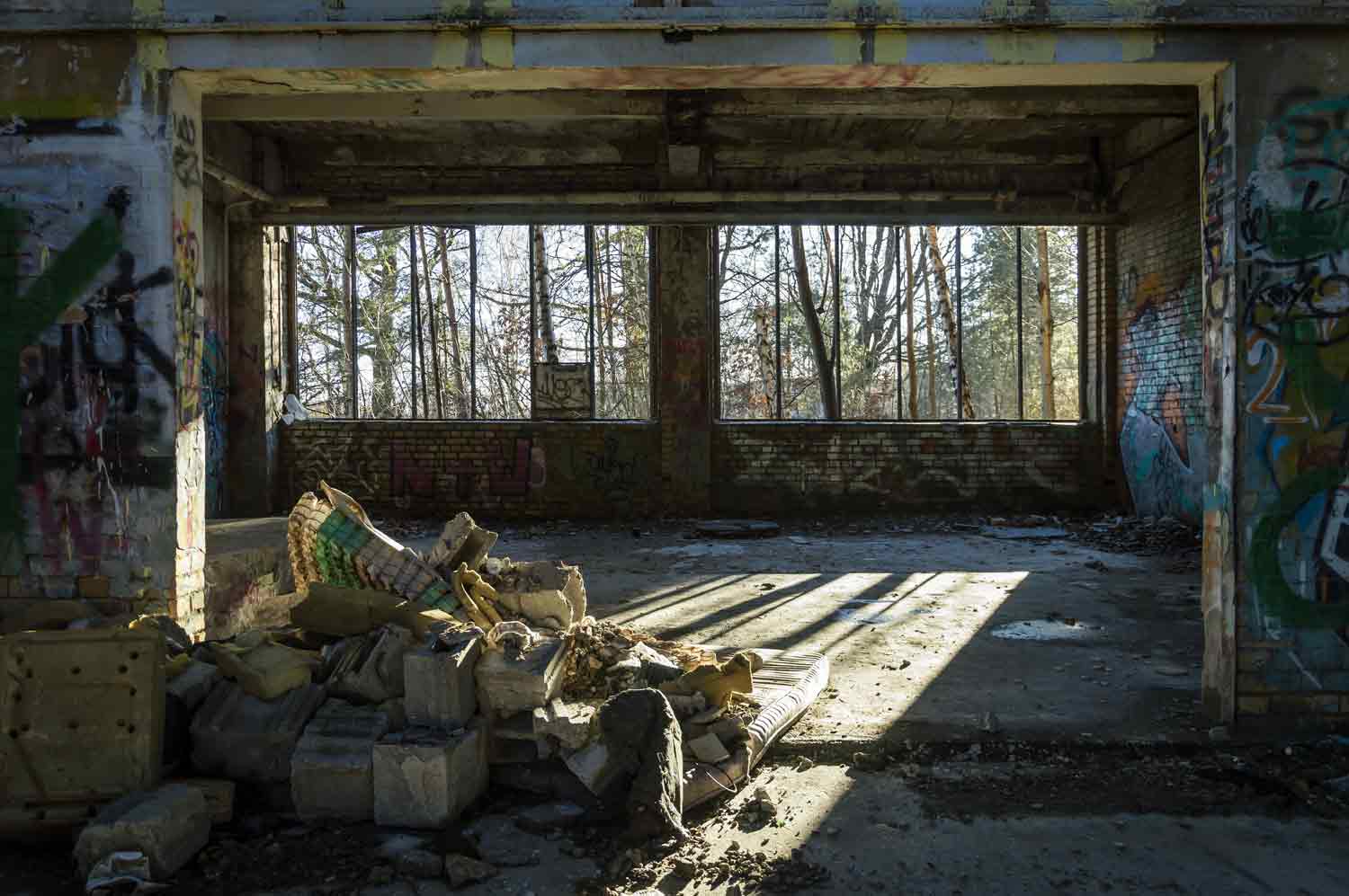 Frühlingssonne scheint in die ehemalige Werfthalle Seitenraum im Hangar