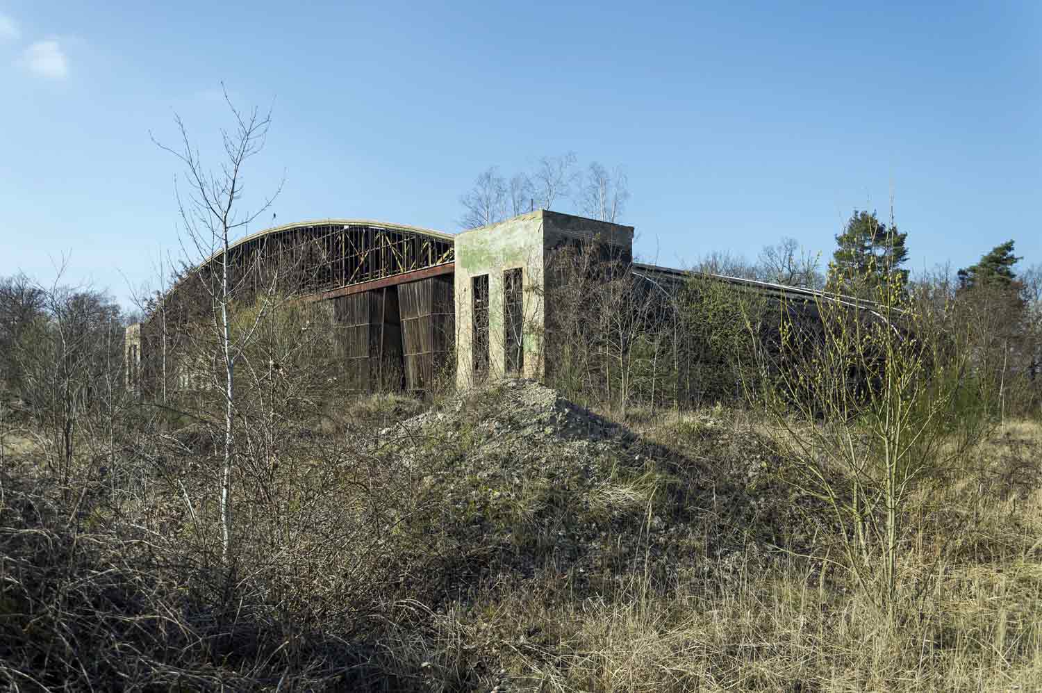Das Gelände zeugt von den willkürlichen Abrissarbeiten Hangar im Brachland
