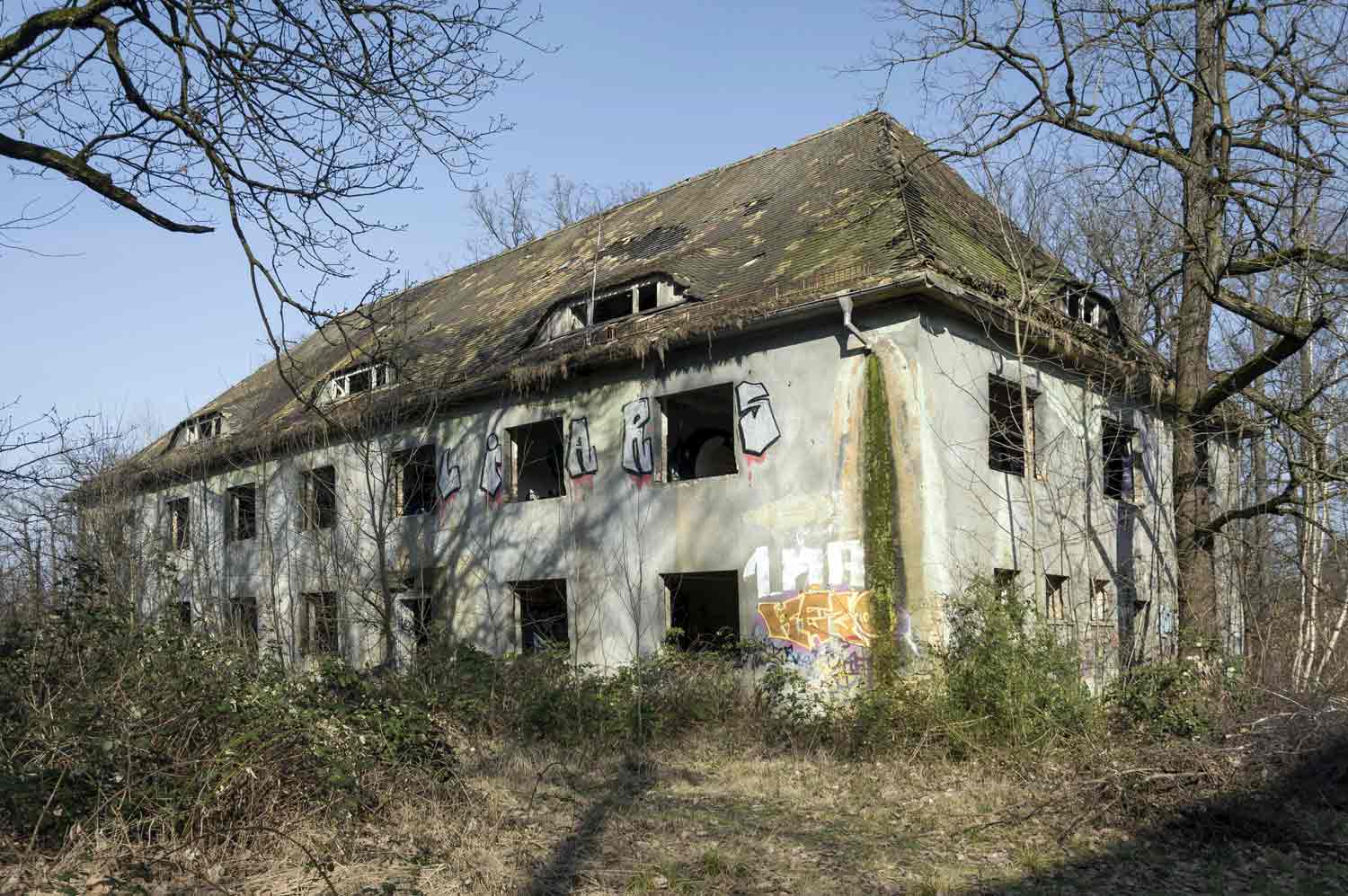 Der Verfall der Kasernengebäude ist nach Jahrzehnten der Nicht-Nutzung deutlich zu sehen Ruine Luftwaffen-Kaserne