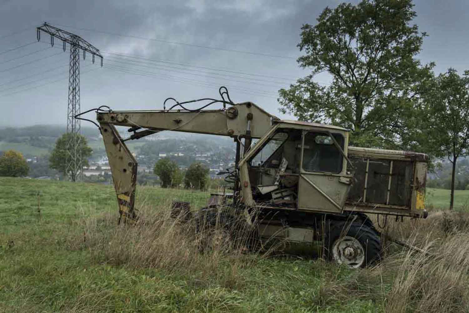 Weimar-Lader T 174 in der Warteschleife für bessere Zeiten Ein Bagger in Warteposition