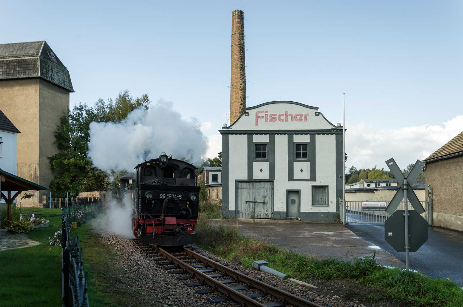 Zug an der Maschinenbaufabrik Fischer in Mügeln Fabrik und Zug in Mügeln