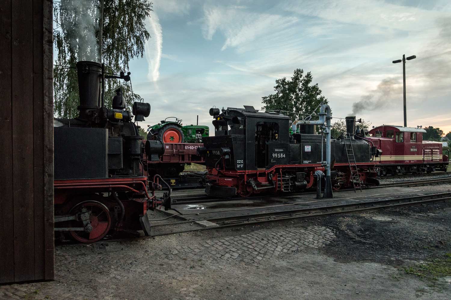 Staffelstab-Übergabe von 99 574 zu 99 584 am Mügelner Heizhaus Loks vor dem Heizhaus