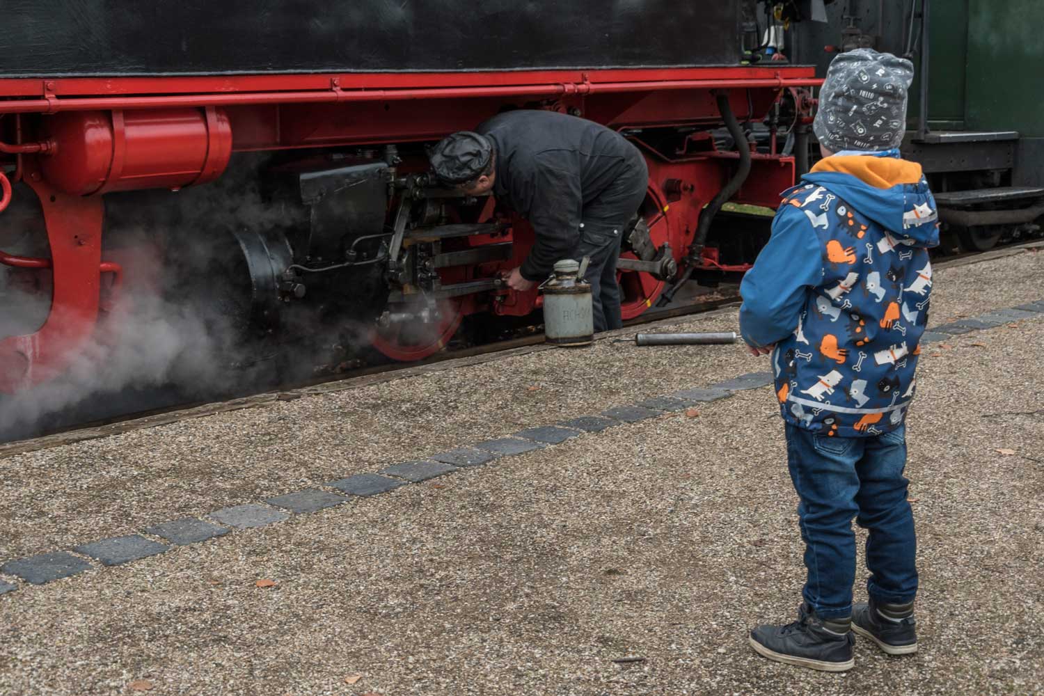 Lebendige Tradition beim 'Wilden Robert' Kind vor Dampflok