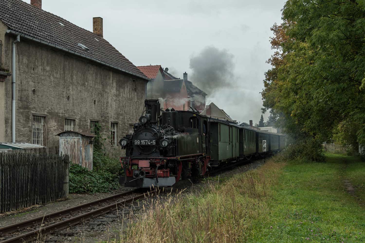 99 1574 auf dem Streckenabschnitt am ehemaligen Oschatzer Schlachthof Zug in Oschatz
