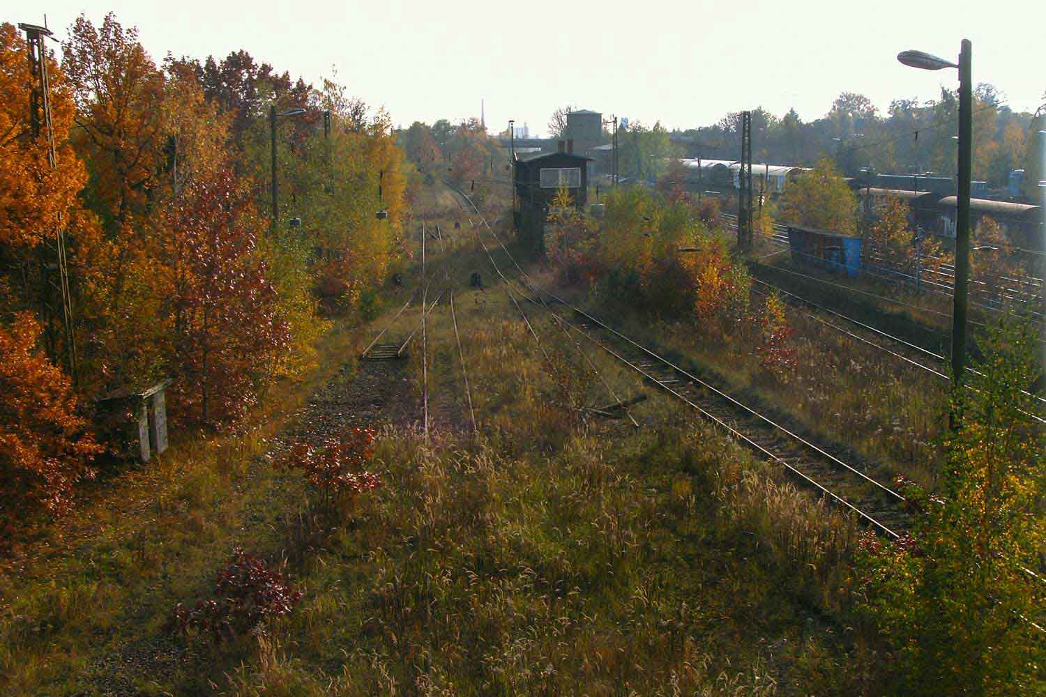 Bahnhofsgleise im Herbst