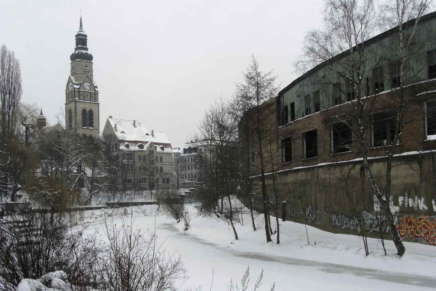 Fabrikruine im Schnee