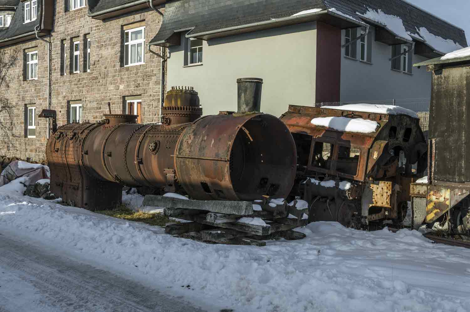 Dampflokteile im Schnee