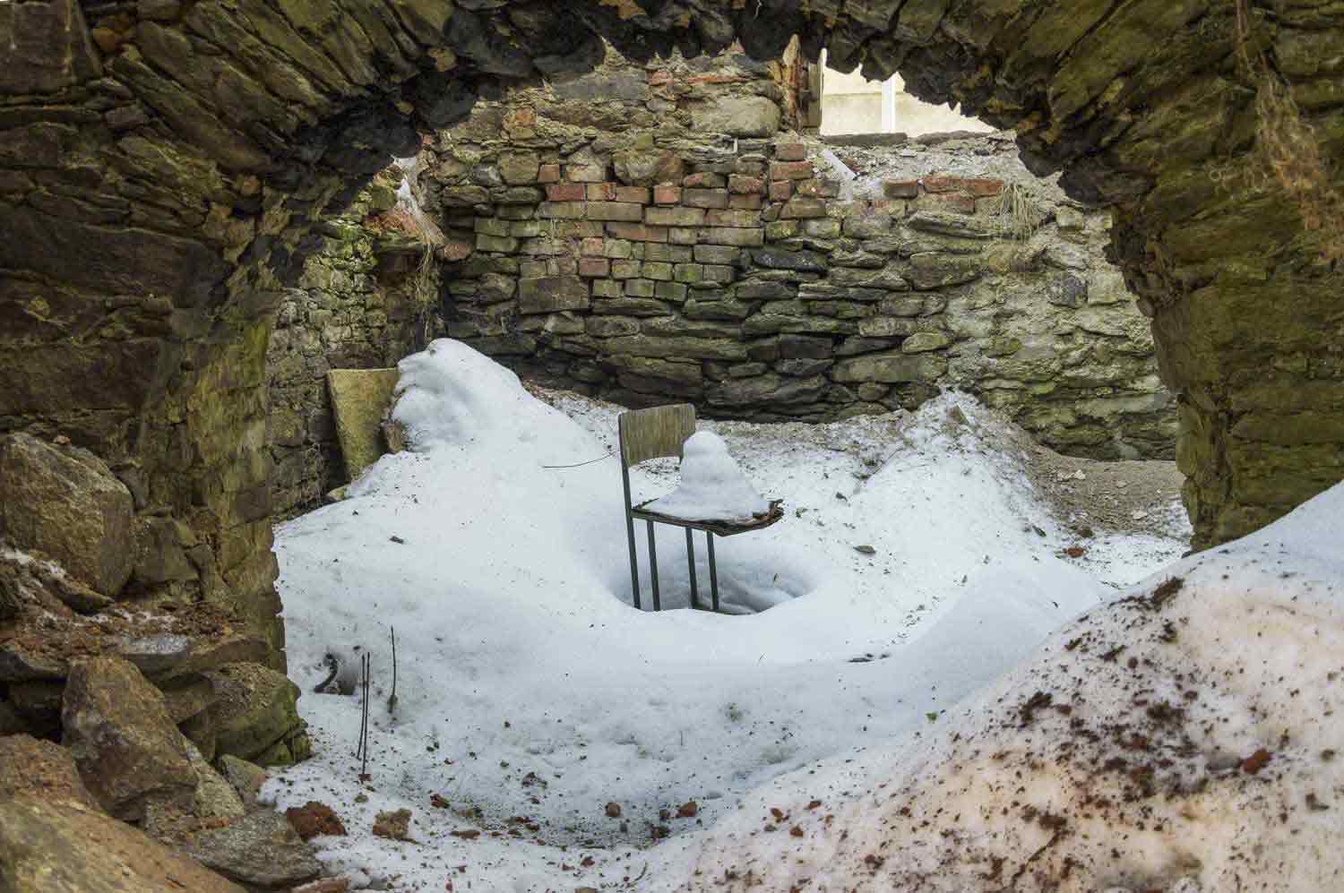 Stuhl in verschneiter Ruine