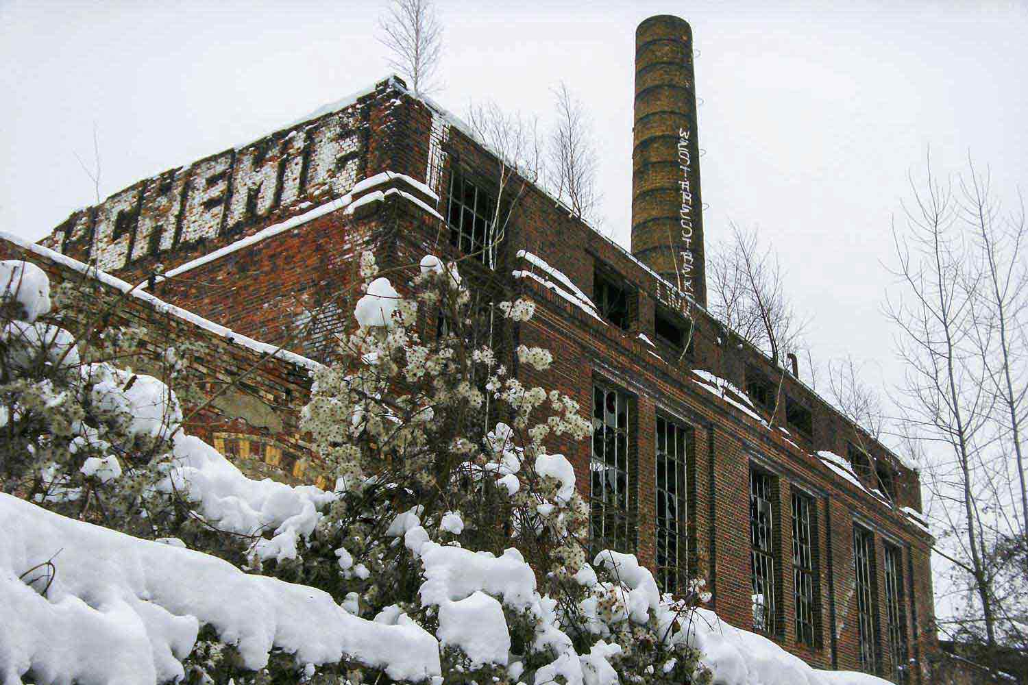 Fabrikgebäude im Schnee