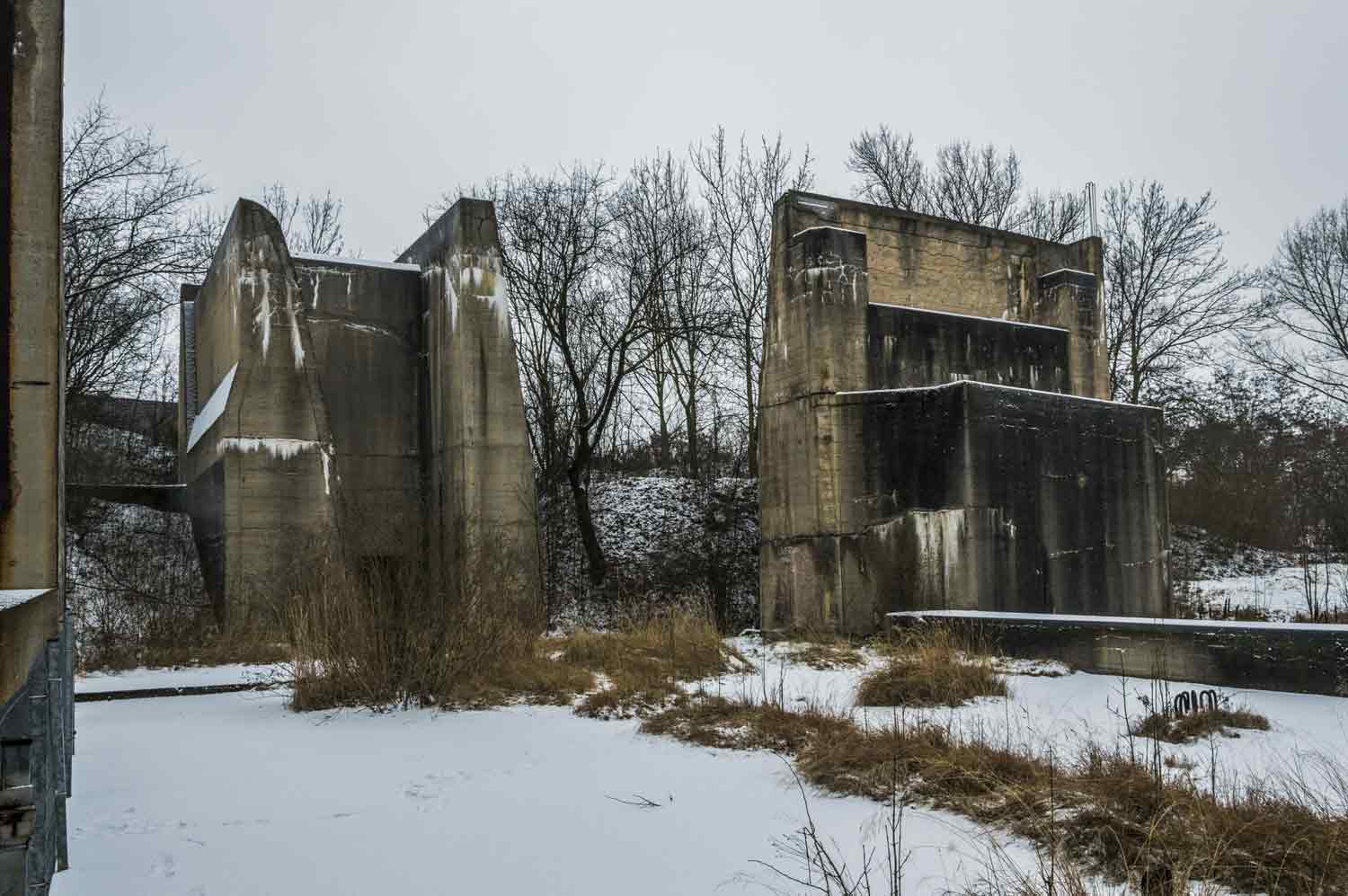 Schleusenruine im Schnee