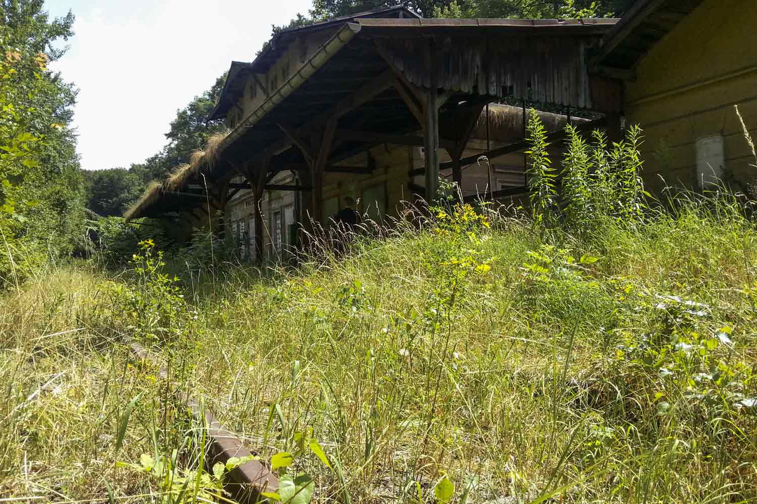 Wiederbegrüntes Empfangsgebäude Bahnhof im Grünen