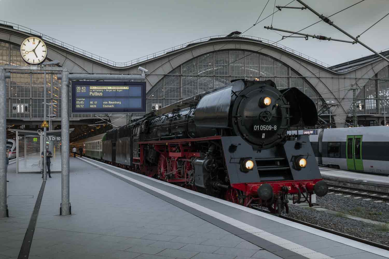 Dampfschnellzug mit Uhr und Zeitanzeige im Leipziger Hauptbahnhof Dampflok, Uhr und Zeitanzeige
