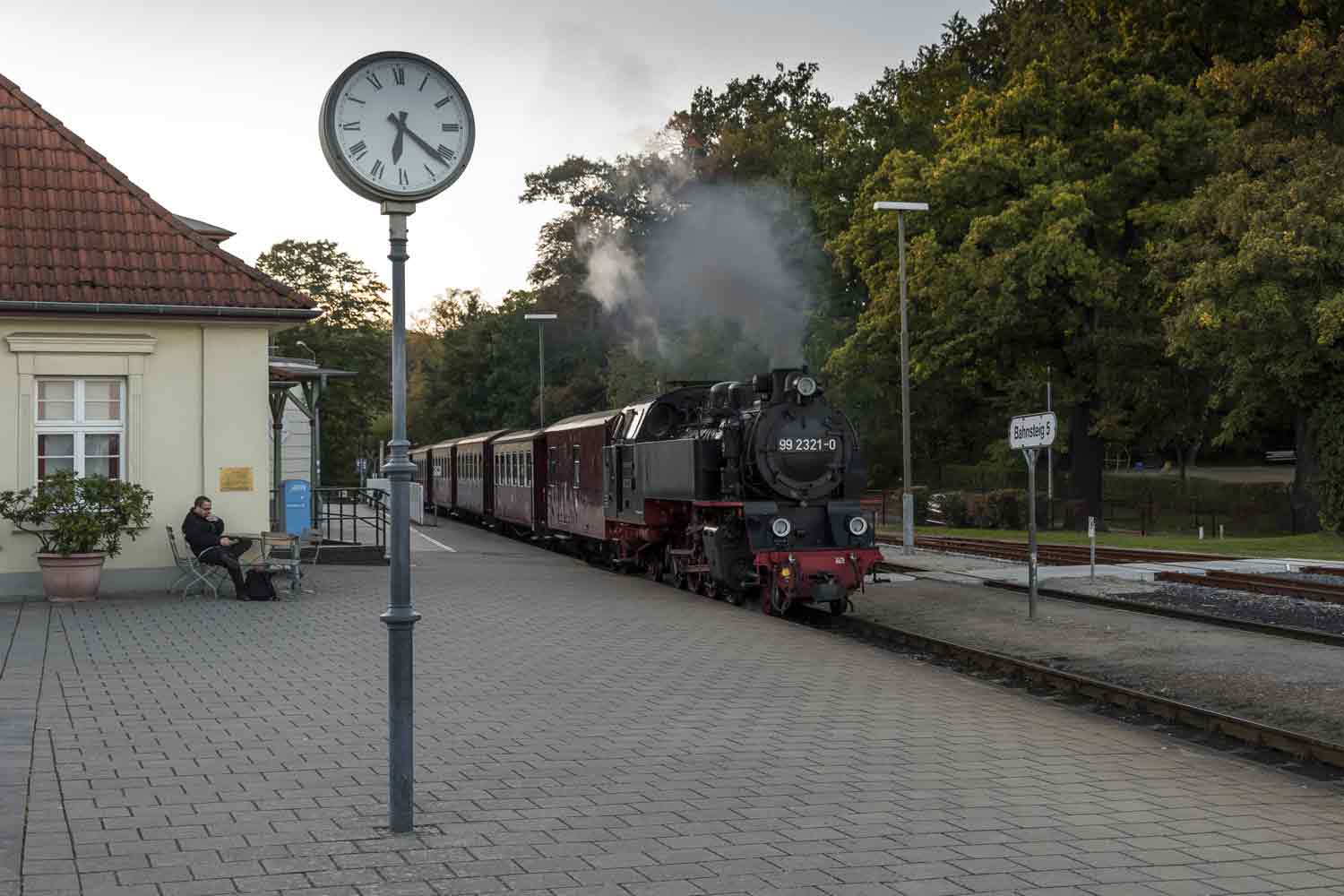Auch den letzten Zug des Tages mahnt die Uhr zur Eile Historische Uhr auf Bahnsteig