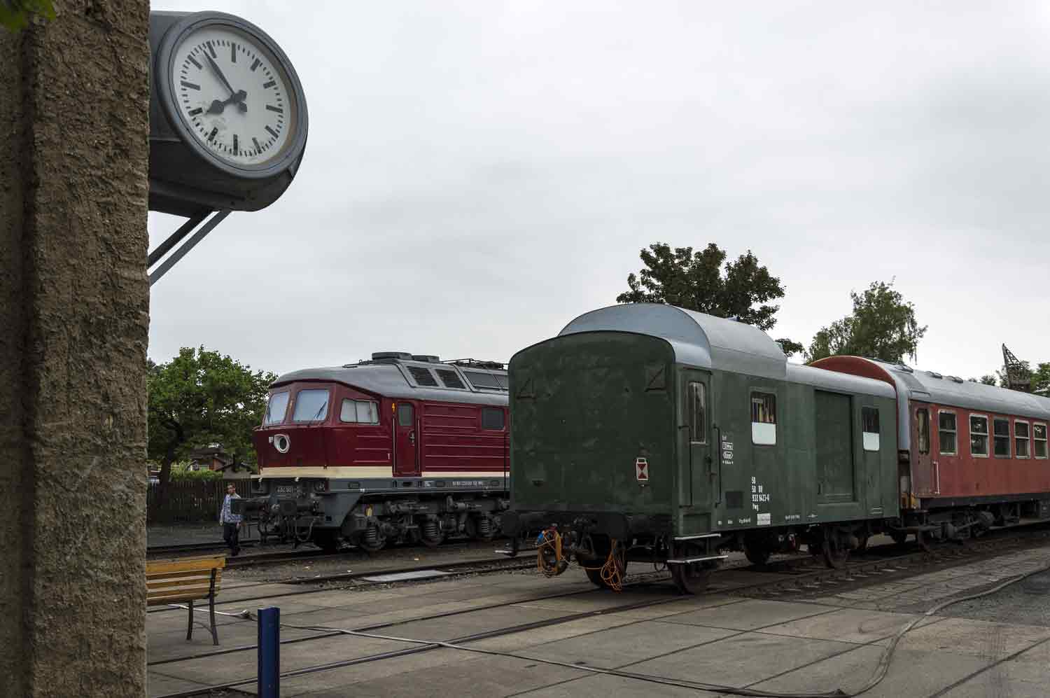 Eisenbahngelände mit Uhr