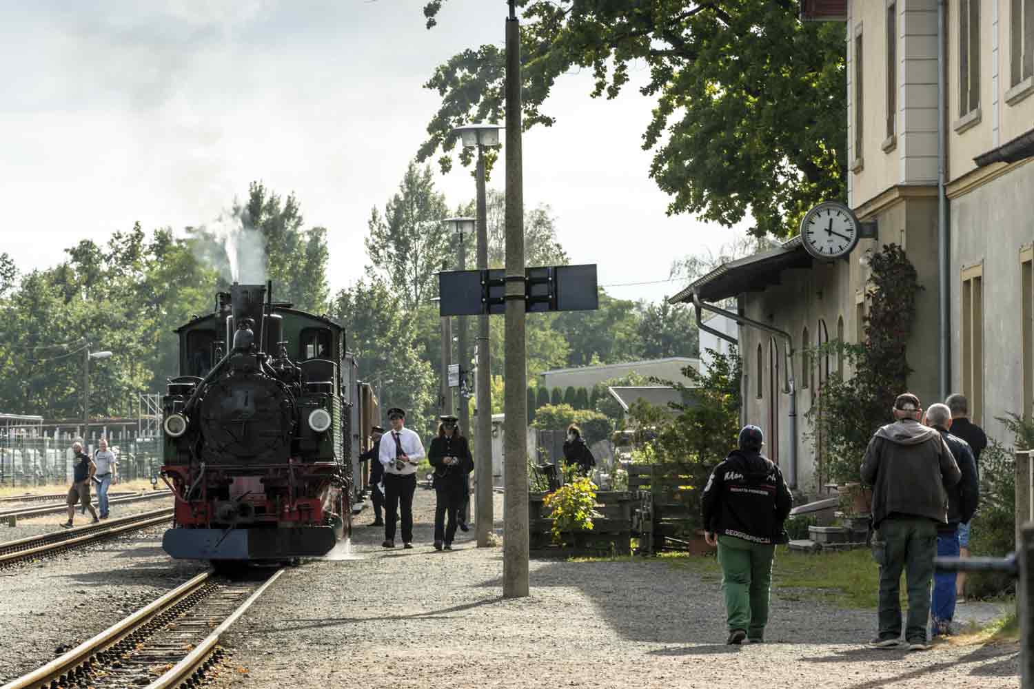 Traditionszug auf der Schmalspurbahn von Radebeul nach Radeburg Museumsbahn mit Uhr