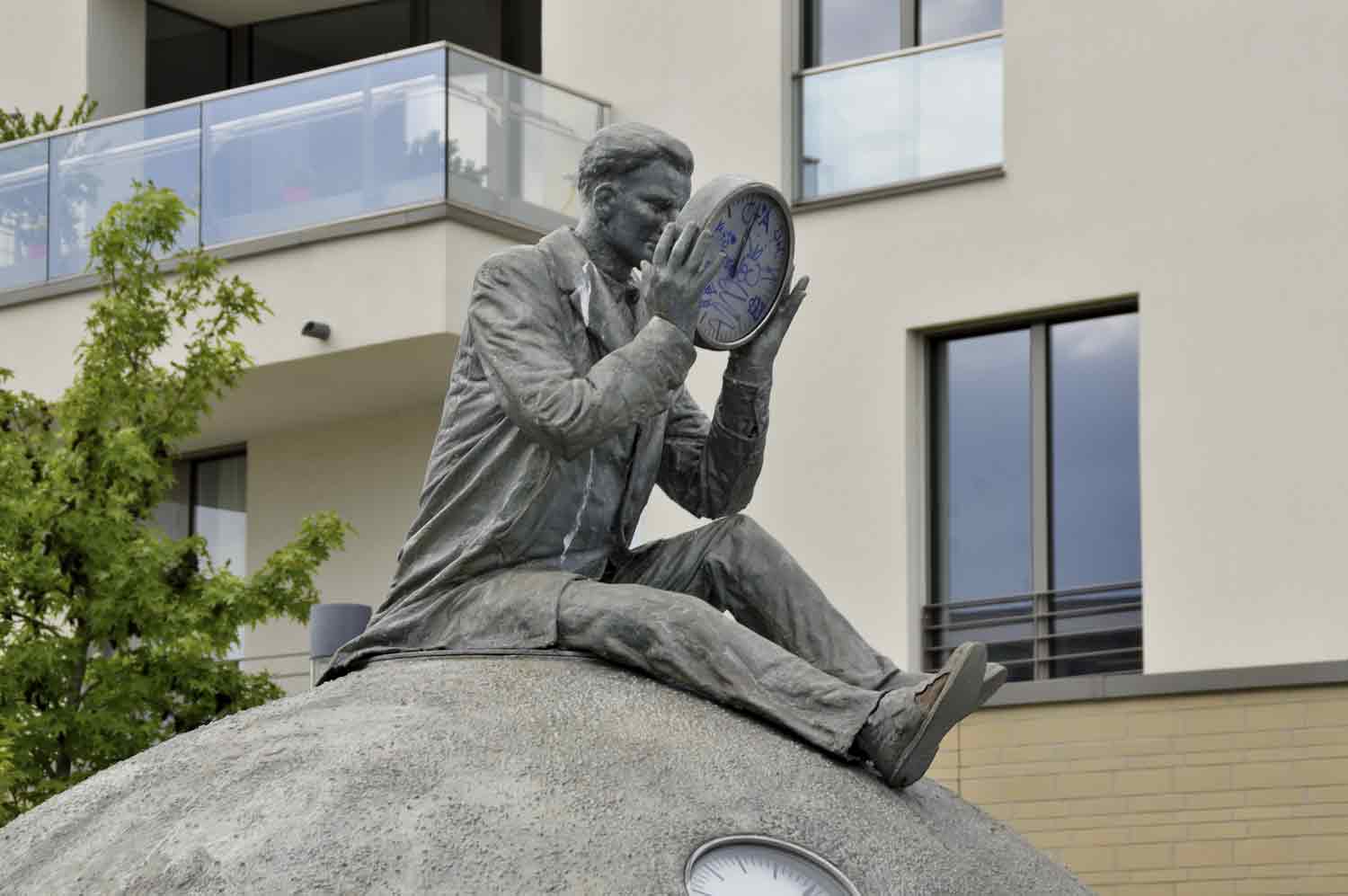 Skulptur mit Uhr